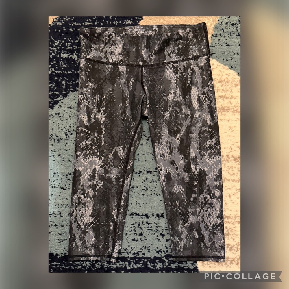 Alo Yoga High-Waist Airbrush Capri Leggings (Snake Print / Python Print)